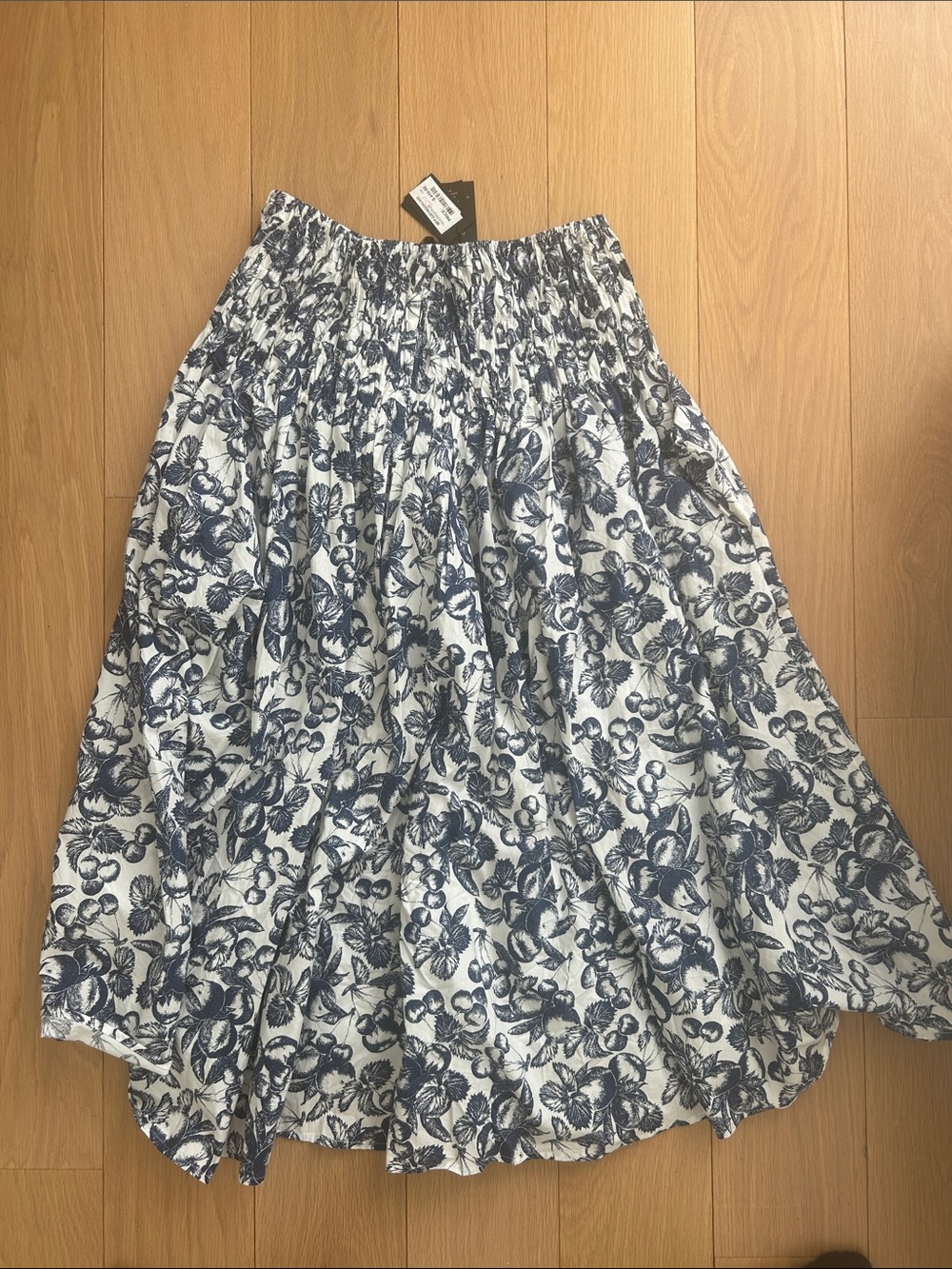 Maje, new with tag skirt in navy and white cherry print in size 36 - Picture 2 of 3